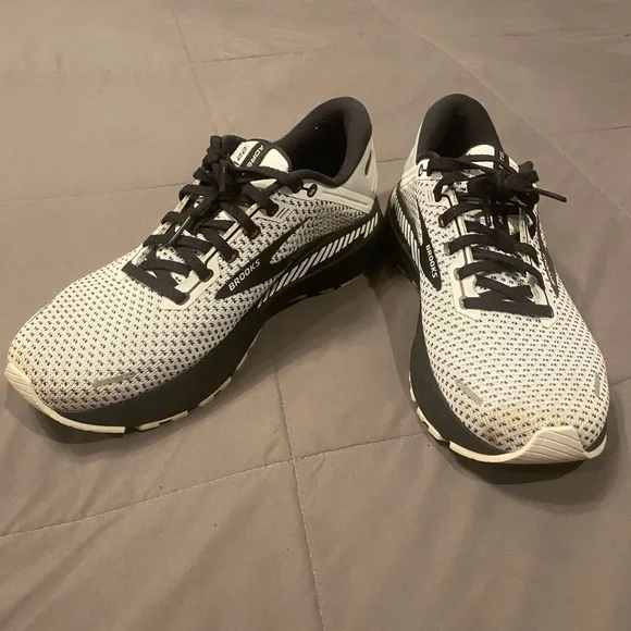 Womens size 10 Brooks Black, Grey, White. - Picture 7 of 7